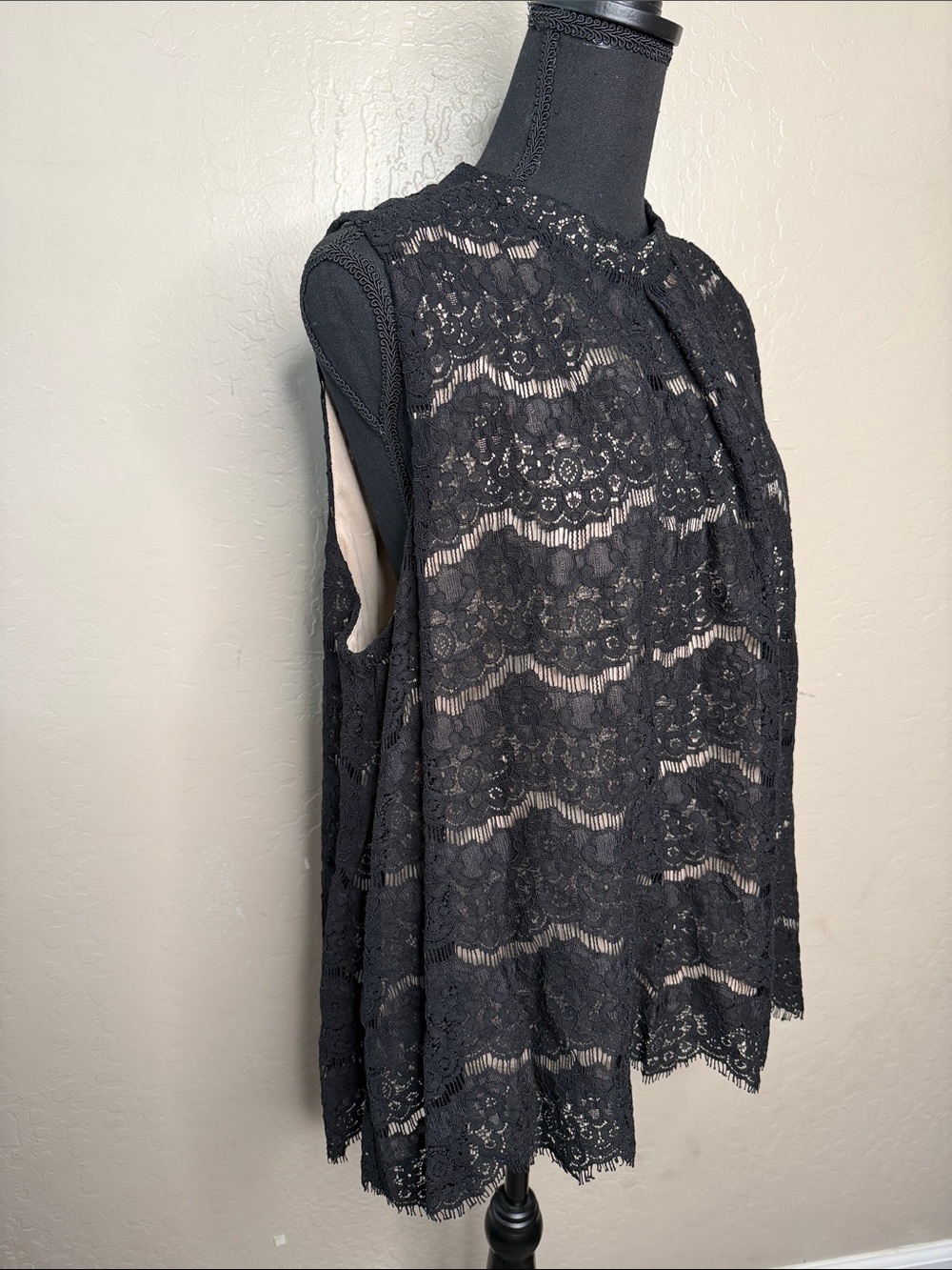 Black Lace High-Neck Sleeveless Blouse - Picture 3 of 6